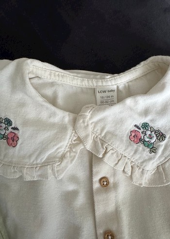 Nakışlı Beyaz Düğmeli Kolsuz Bebek Kız Takımı - Görsel 2