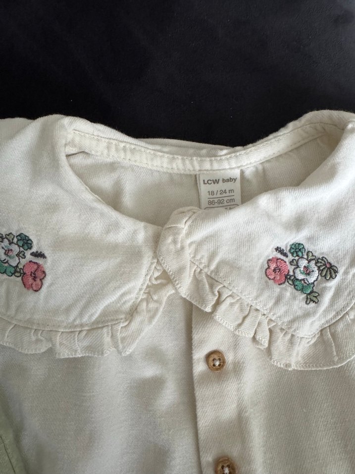 Nakışlı Beyaz Düğmeli Kolsuz Bebek Kız Takımı - Görsel 2
