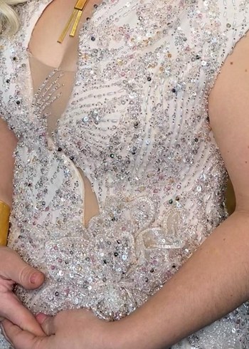 Pembe İşlemeli Boncuklu V Yakalı Uzun Abiye AlfaBeta - Görsel 2