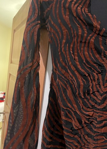 Bershka Zebra Desenli Kahverengi Uzun Kollu Mini Elbise - Görsel 4