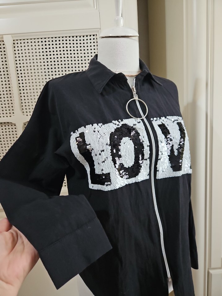 Siyah V Yaka Fermuarlı Desenli Kadın Gömlek - Görsel 3