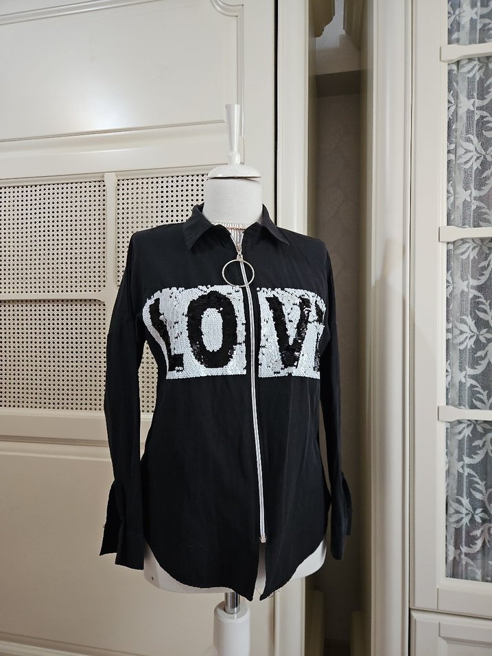 Siyah V Yaka Fermuarlı Desenli Kadın Gömlek - Görsel 2