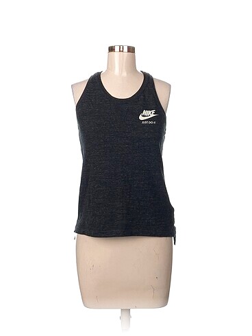 Nike T-shirt %70 İndirimli.