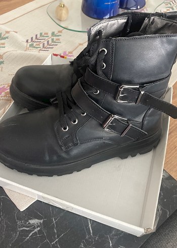 Tokalı Siyah Deri Kadın Bot