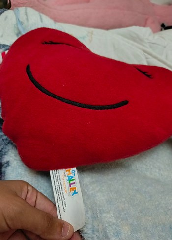 Beden Kırmızı Renkli Gülümseyen Kalp Peluş Oyuncak