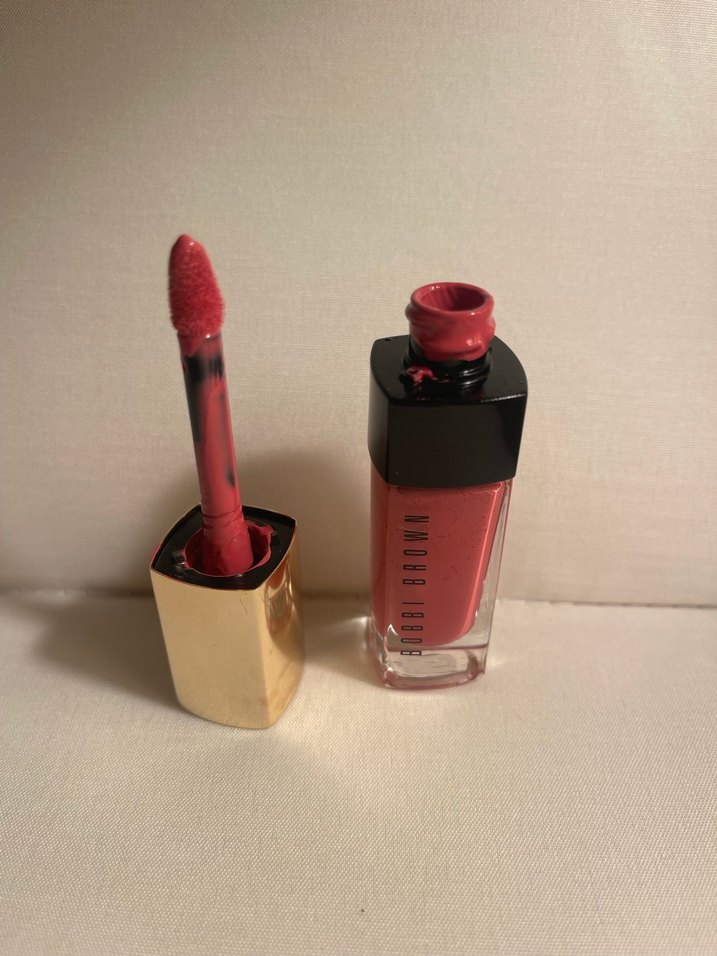 Bobbi Brown açık renk pembe tonlarda  likit Ruj - Görsel 2