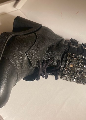 Siyah Deri Gotik Tokalı Kadın Bot - Görsel 4