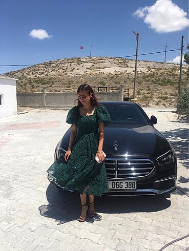 Kare yaka zümrüt yeşili simli balon kol elbise