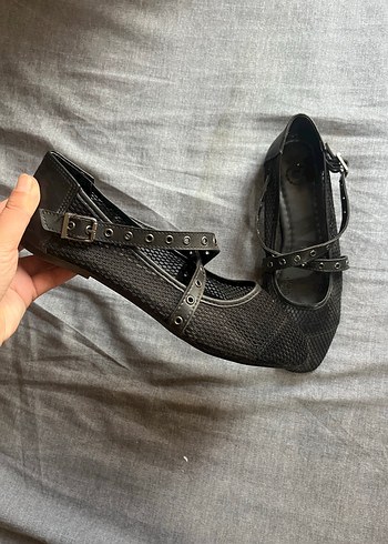 Koyu Siyah Yılan Desenli Tokalı Düz Topuklu Kadın Ayakkabı