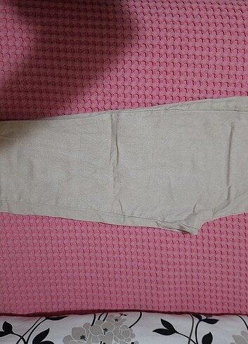 29 Beden ten rengi Renk Krem paça yırtık kot pantolon