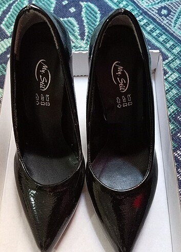 Siyah stiletto uzun topuklu ayakkabı 