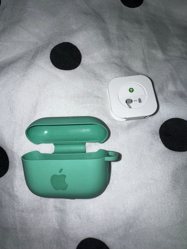 Yeşil Silikon AirPods Kılıfı + iç kulaklık silikonu - Görsel 3