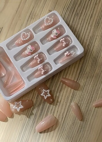Beden Hello Kitty Temalı Takma Tırnak