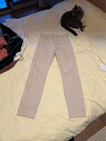 Zara Forever New dar kesim bej pantolon