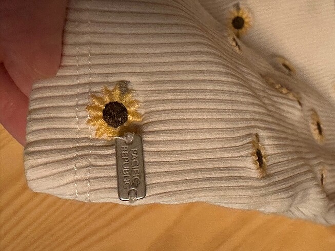 s Beden Pull & Bear mini üst crop papatyalı çiçekli beyaz