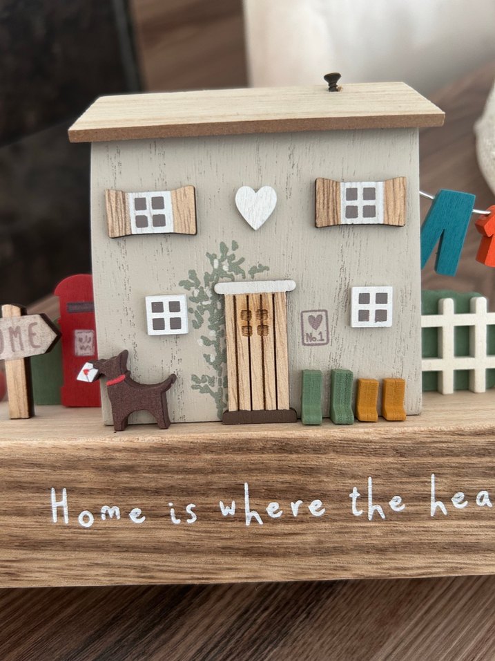 Bej Ahşap Ev Dekoru Yazılı - Görsel 3