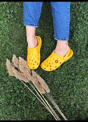 Crocs model terlikler satışta 