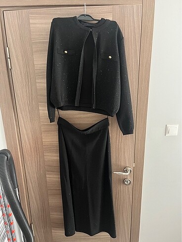 Tuğba etekli takım