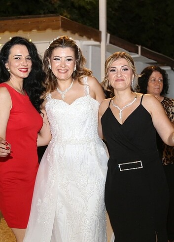 Kırık Beyaz Dar Kesim Boncuk İşlemeli Arkası Kuyruklu Gelinlik