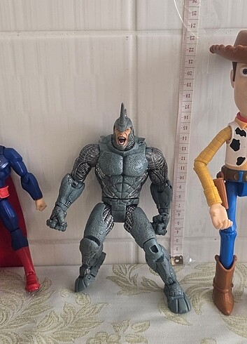 Süperman rhino ve diğer karakterler 