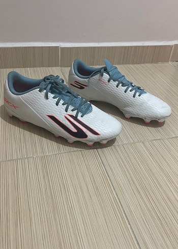 Gri Bağcıklı Beyaz Erkek Futbol Ayakkabısı