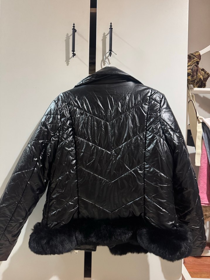 Siyah parlak Kürklü Kadın Mont - Görsel 4