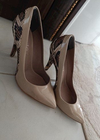 Bej Deri Yılan Desenli Stiletto
