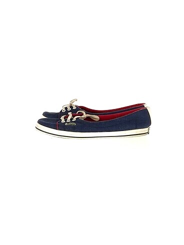 Lacoste Spor Ayakkabı %70 İndirimli.