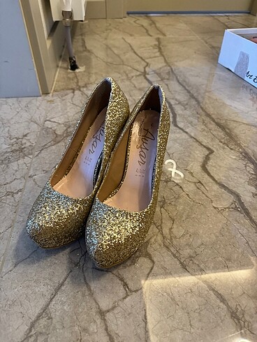 Gold Topuklu Ayakkabı