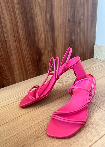 Pembe Topuklu Bantlı Kadın Sandalet