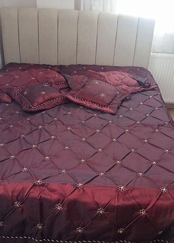 Bordo İşlemeli Parlak Yatak Örtüsü