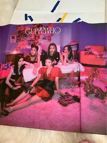 İtzy guess who poster