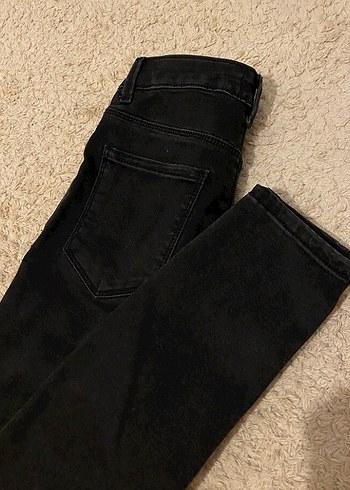 38 Beden skinny jean siyah DeFacto likralıdır