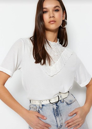 Dantel Detaylı Beyaz V Yaka Kadın Tişört - Görsel 4