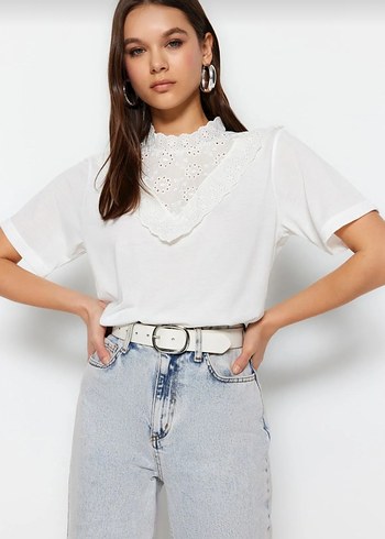 Dantel Detaylı Beyaz V Yaka Kadın Tişört - Görsel 3