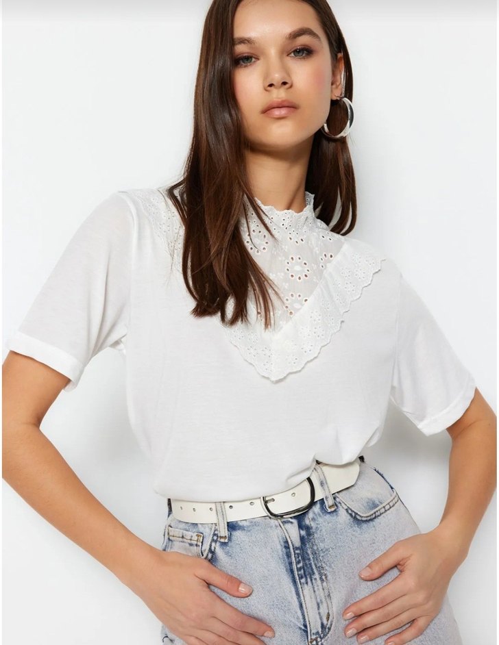 Dantel Detaylı Beyaz V Yaka Kadın Tişört - Görsel 4