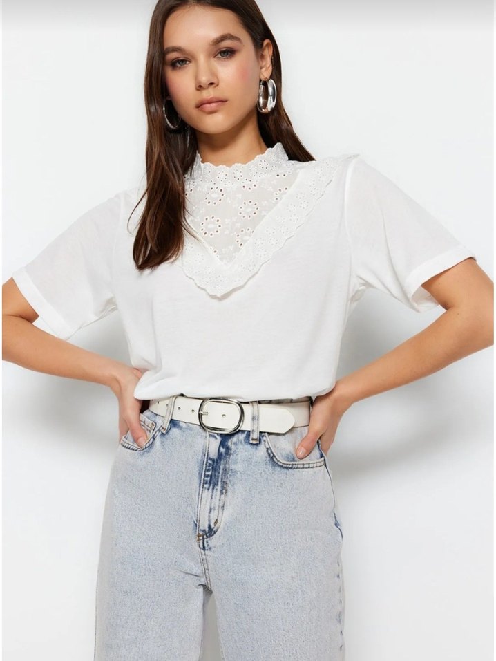 Dantel Detaylı Beyaz V Yaka Kadın Tişört - Görsel 3