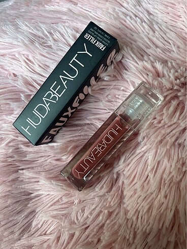 huda beauty lipgloss etiketli