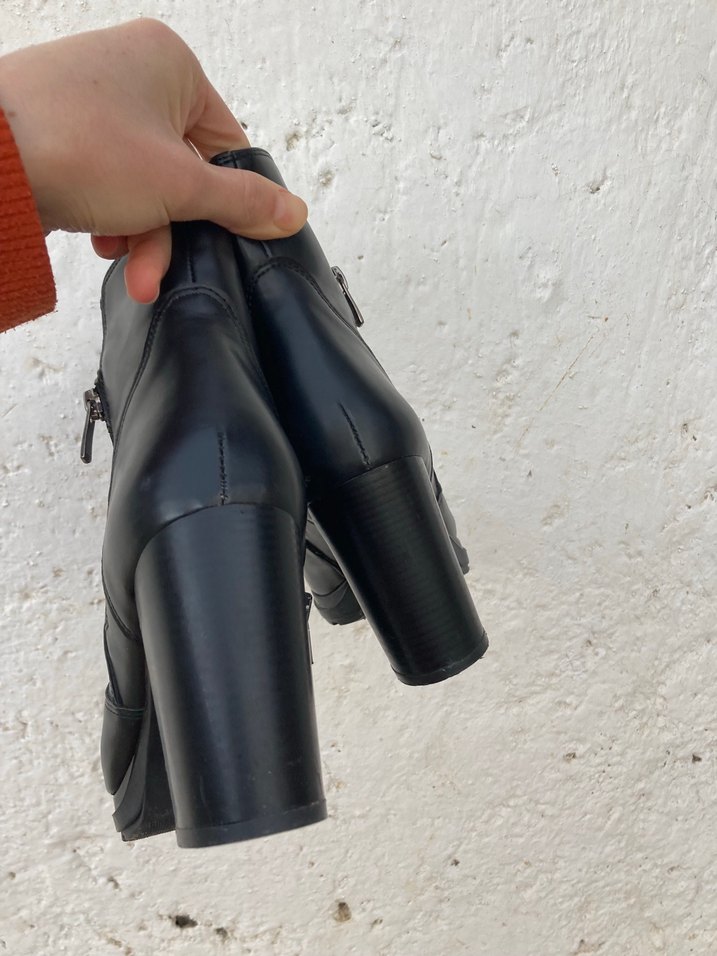 Siyah Deri Fermuarlı Topuklu Bot - Görsel 2