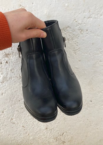 Siyah Deri Kadın Bot - Görsel 4