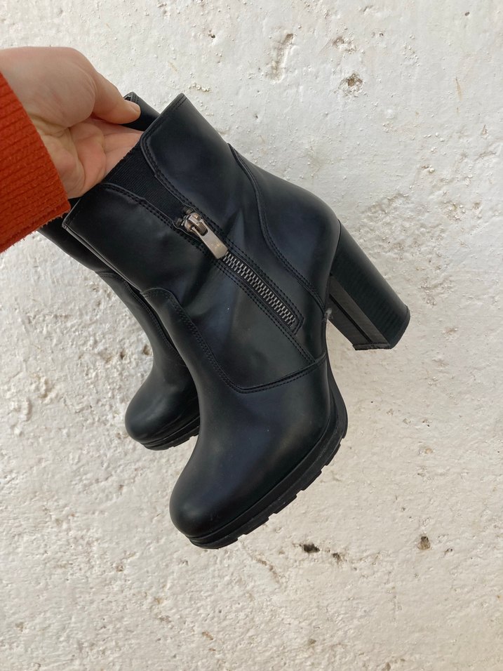 Siyah Deri Kadın Bot - Görsel 3