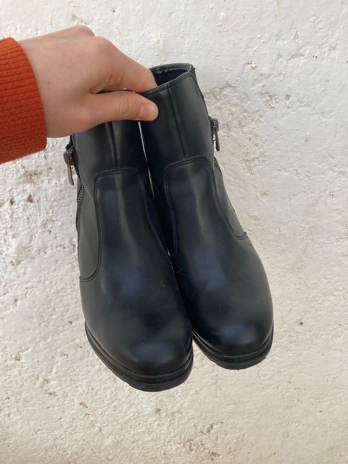 Siyah Deri Kadın Bot - Görsel 4