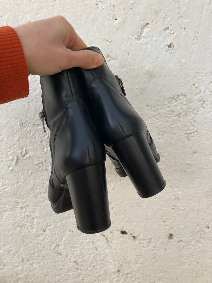 Siyah Deri Kadın Bot - Görsel 2