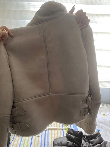 Bershka Krem mont