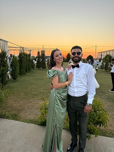 Su yeşili saten elbise