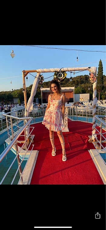 Pembe çiçekli pileli kısa elbise