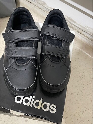 32 Beden Adidas siyah çocuk ayakkabısı