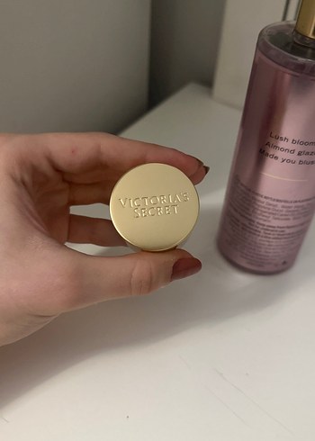 Victoria's Secret Velvet Petals Kadın Parfümü - Görsel 4