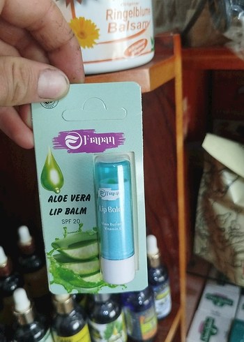 Çilek Aromalı SPF20 Dudak Balmı - Görsel 3