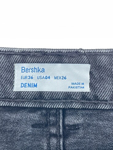 36 Beden siyah Renk Bershka Mini Şort %70 İndirimli.